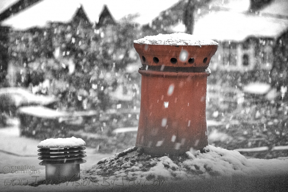 Firestone Snowy red chimney vent