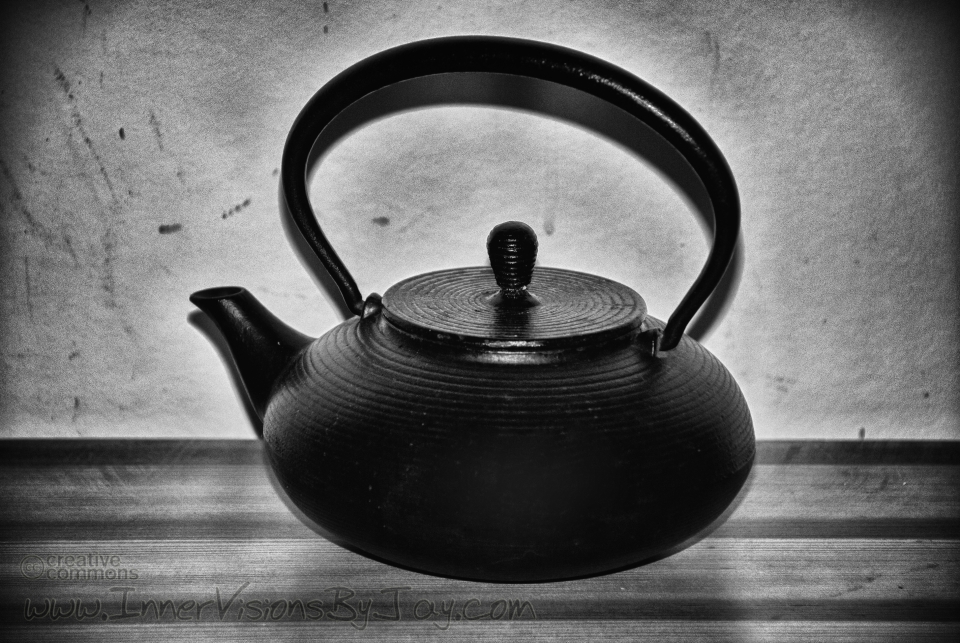 Winter's Heart Cast iron teapot in black and white